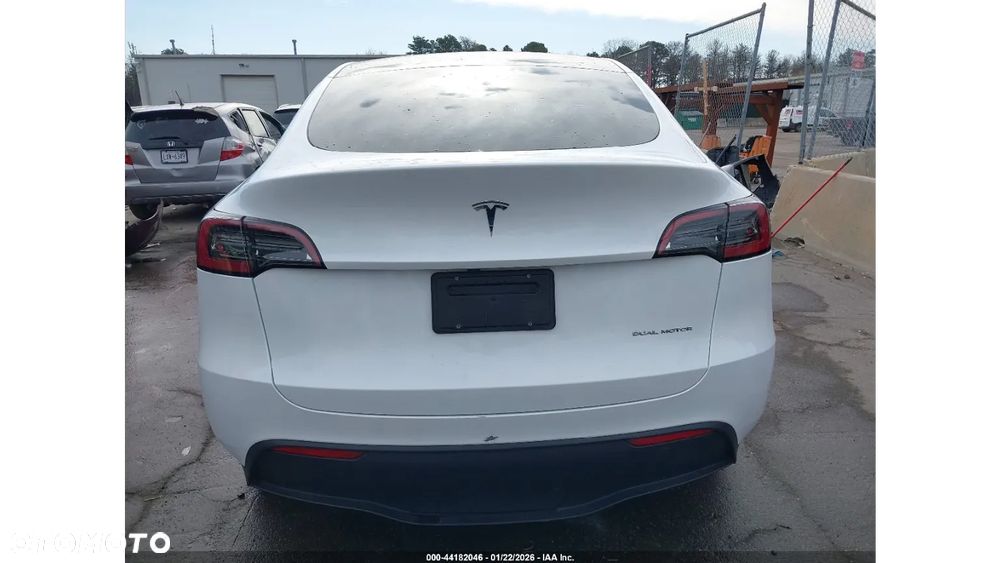 Tesla Model Y - 8