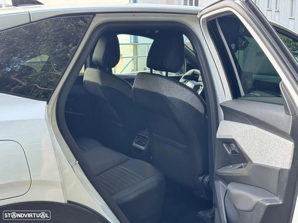Peugeot 3008 1.2 Hybrid Allure e-DCS6 — fotografia 29
