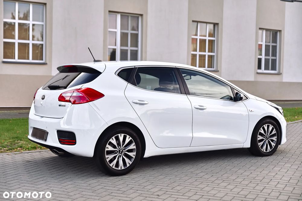 Kia Ceed 1.6 CRDi 136 ISG Dream Team Edition - 10