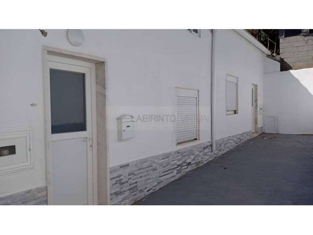 Vende-se duas moradias contíguas e abertas entre si, T9, na Ajuda -... - Grande imagem: 5/22