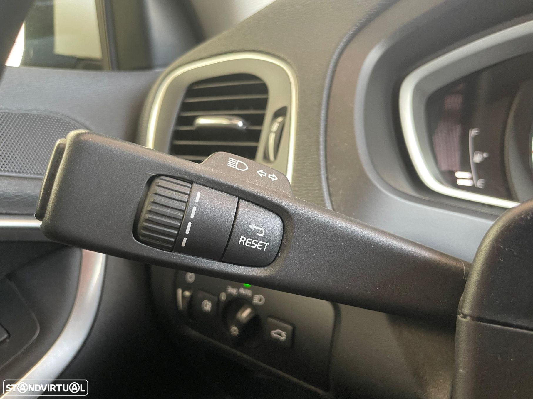 Volvo V40 2.0 D2 Momentum Eco - 21