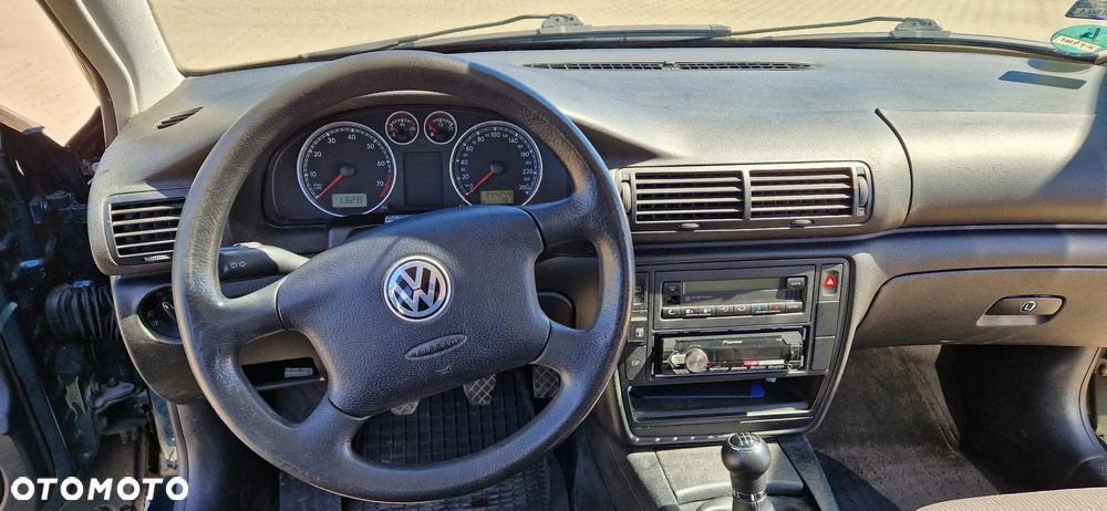 Volkswagen Passat 1.6 Basis - 11