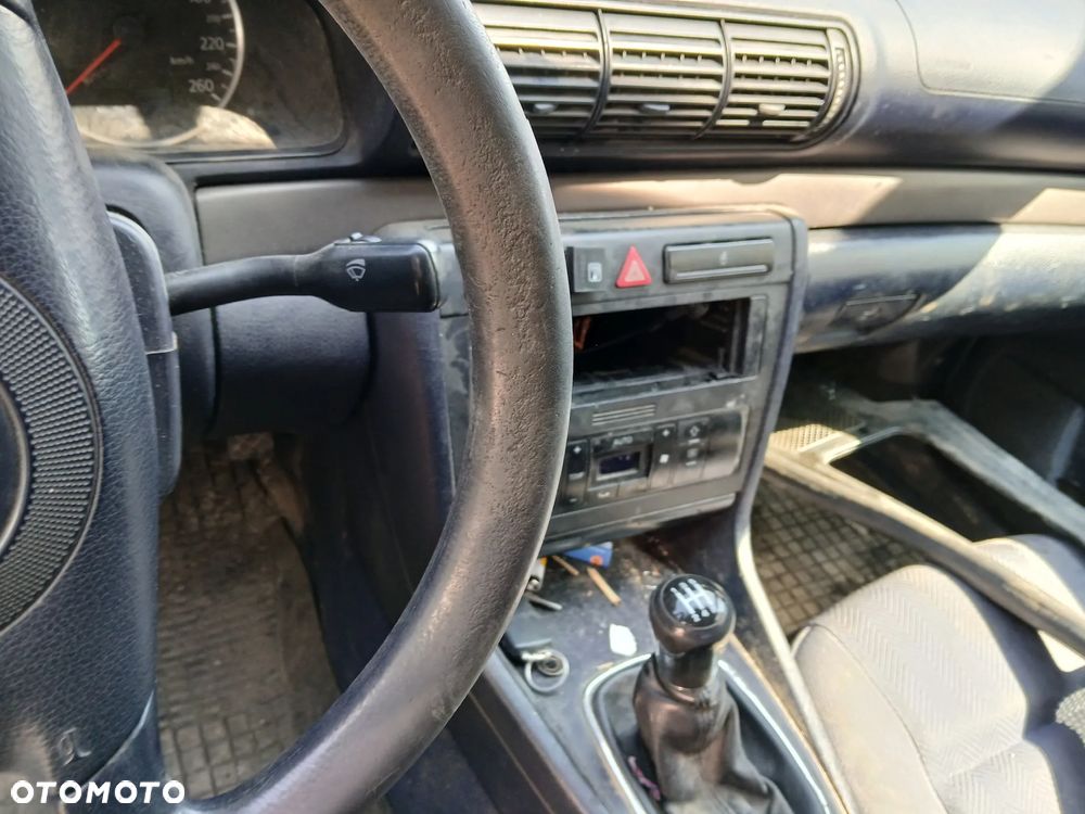 audi A4 B5 sedan fotel fotele kanapa deska kokpit podsufitka boczek boczki klamka podłokietnik licznik - 4