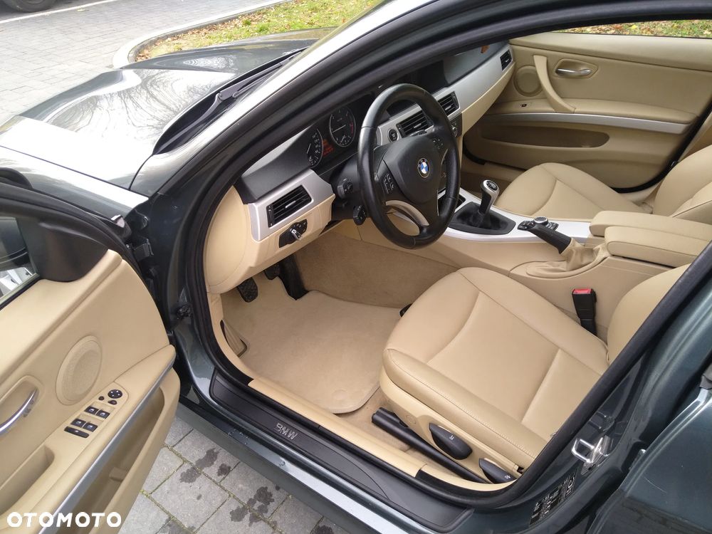 BMW Seria 3 318d DPF Touring - 35