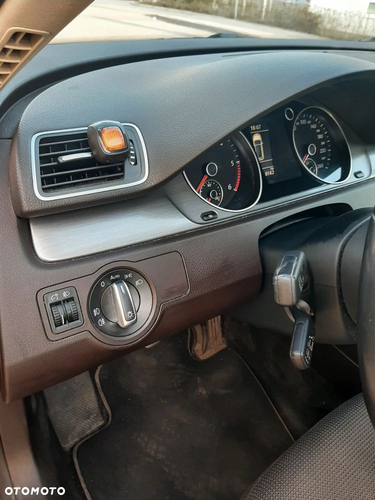 Volkswagen Passat 1.6 TDI DPF BlueMot Comfortline - 16