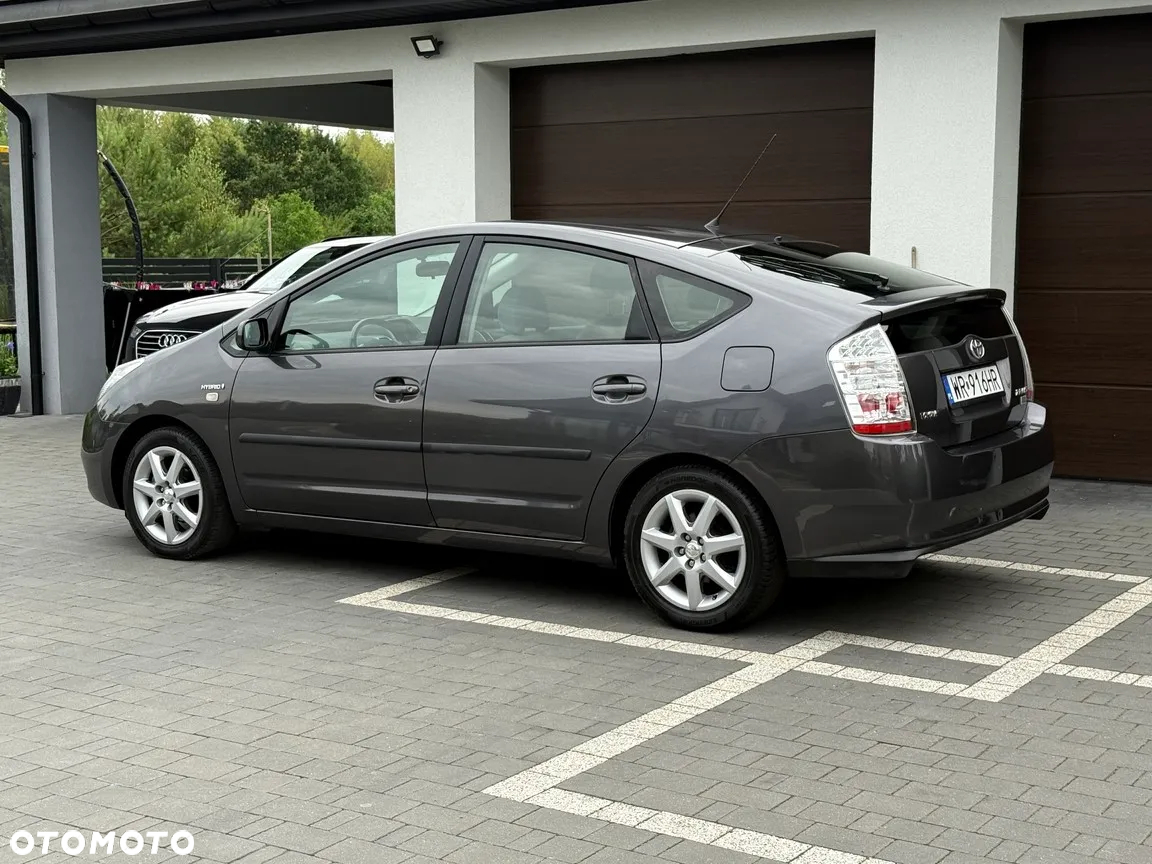 Toyota Prius (Hybrid) Sol - 4