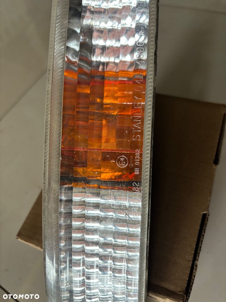 Kierunkowskaz Honda Civic 87-91.Stanley 045-4000. R - 4
