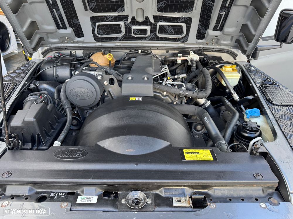 Land Rover Defender 90 Hard Top SE - 8