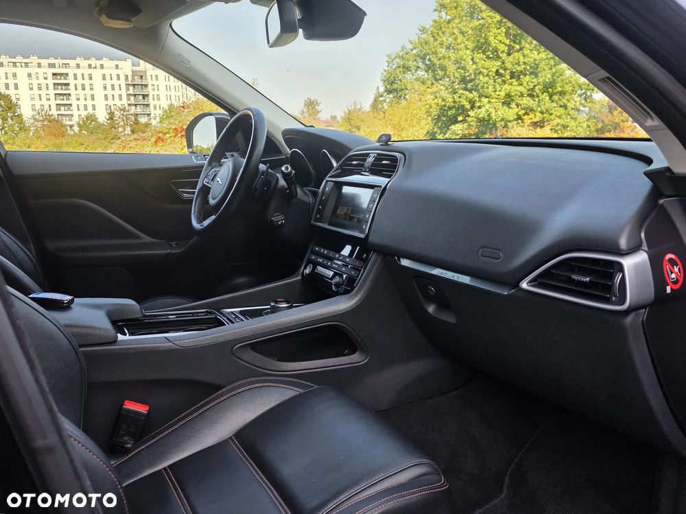 Jaguar F-Pace 2.0 i4D AWD Prestige - 24