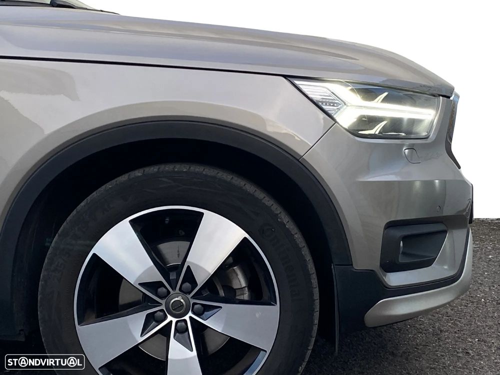 Volvo XC 40 2.0 B4 Momentum Plus - 41