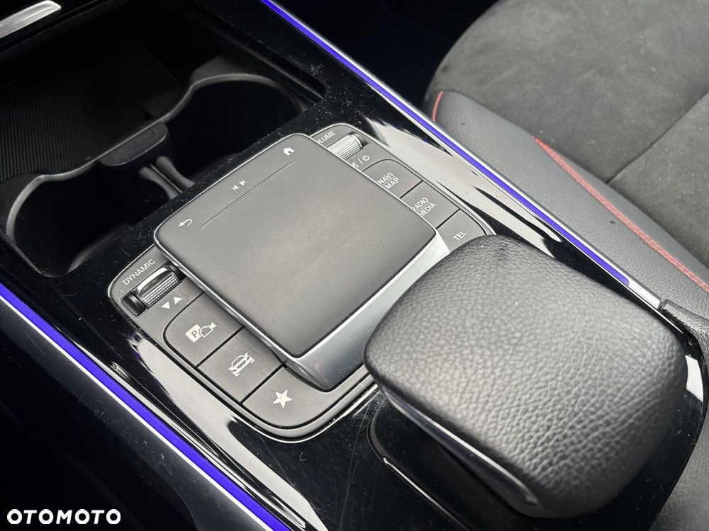 Mercedes-Benz GLB 200 4-Matic AMG Line 8G-DCT - 22