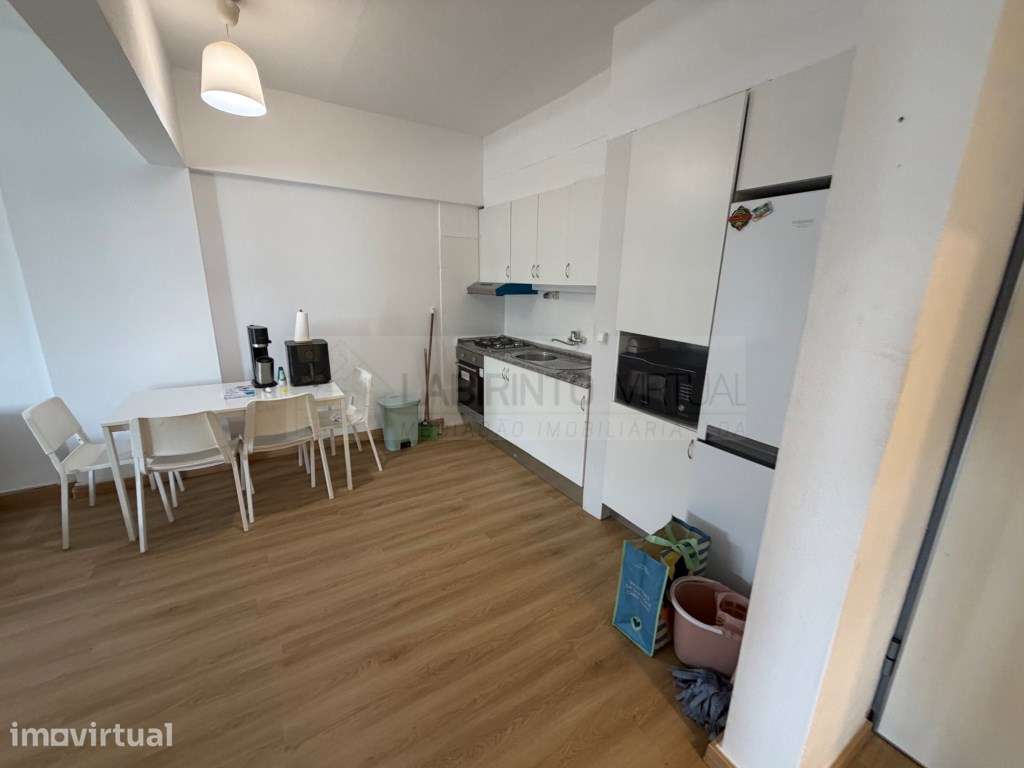 Vende-se T1 remodelado e perto da praia e CP, em Paço d'Arcos - Grande imagem: 3/10