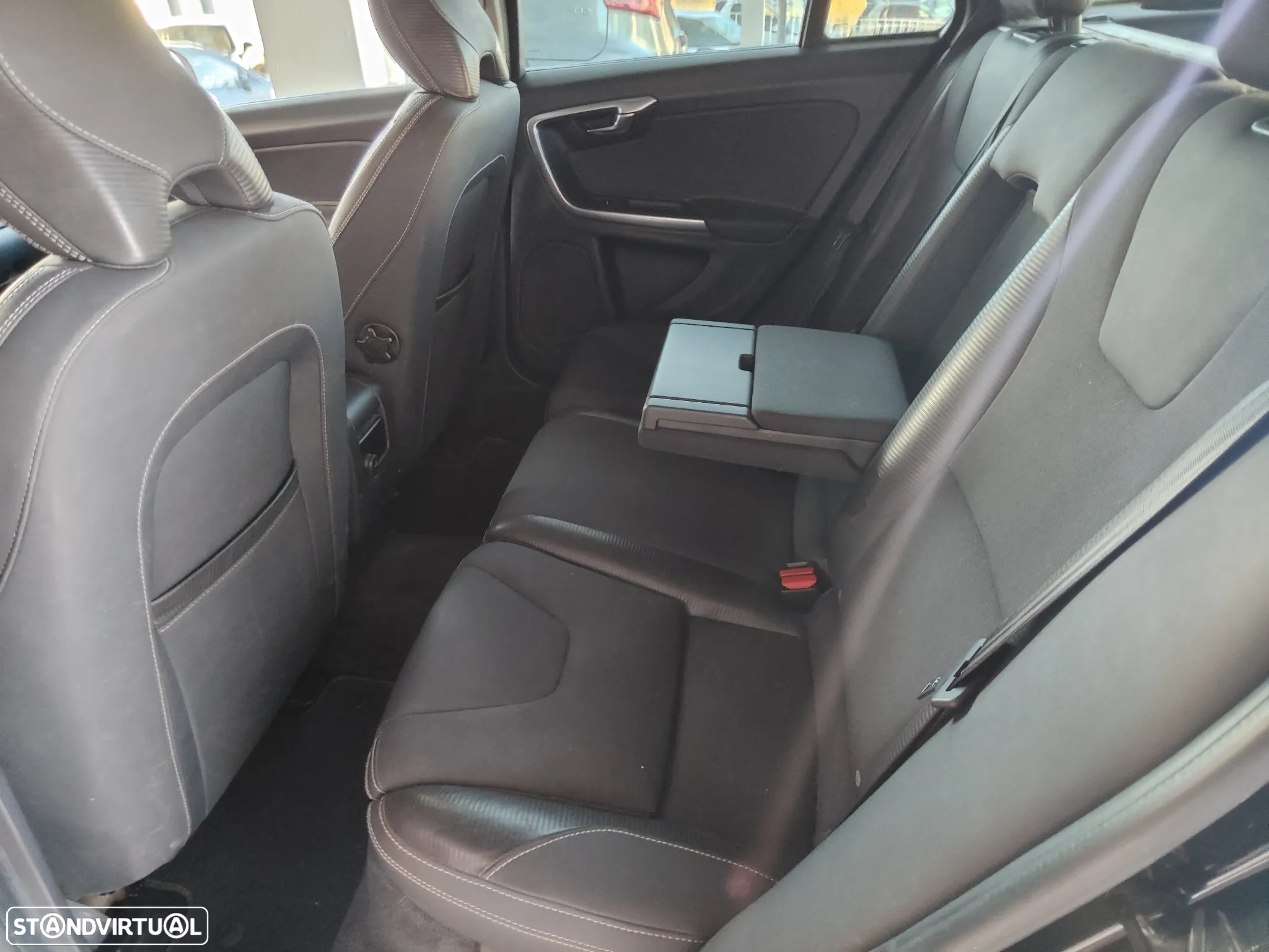 Volvo V60 2.0 D3 R-Design Start/Stop - 14