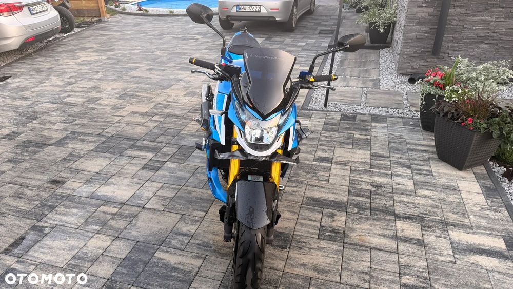 Suzuki GSR - 12