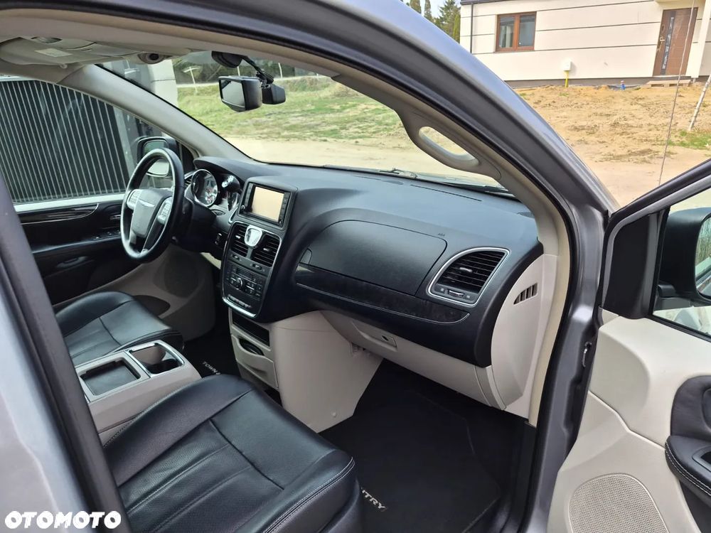 Chrysler Town & Country 3.6 Limited - 12