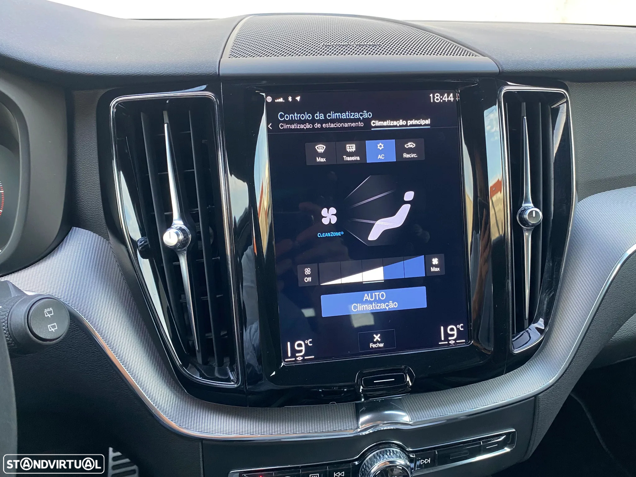 Volvo XC 60 2.0 D4 R-Design Geartronic - 23