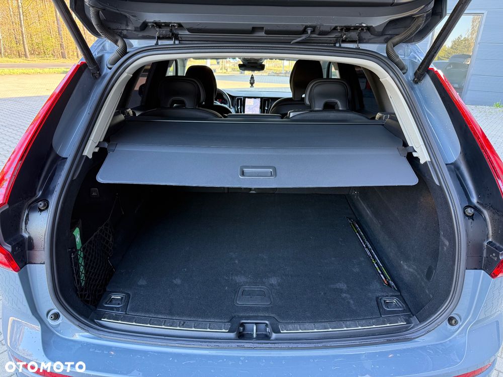 Volvo XC 60 B4 D AWD Plus Dark - 33