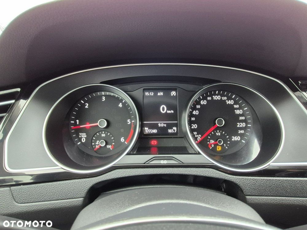 Volkswagen Passat - 33
