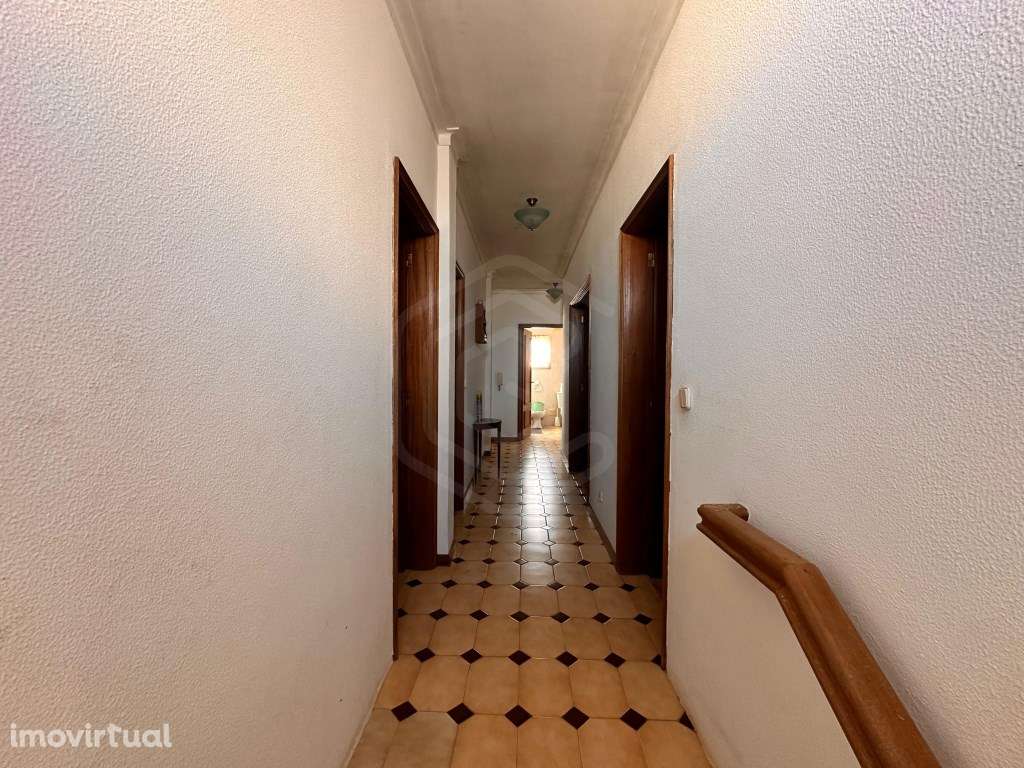Andar de moradia T3 com amplo armazém no piso térreo nas Hortas em ... - Grande imagem: 3/45