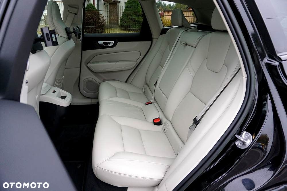 Volvo XC 60 B4 D Plus Dark - 23