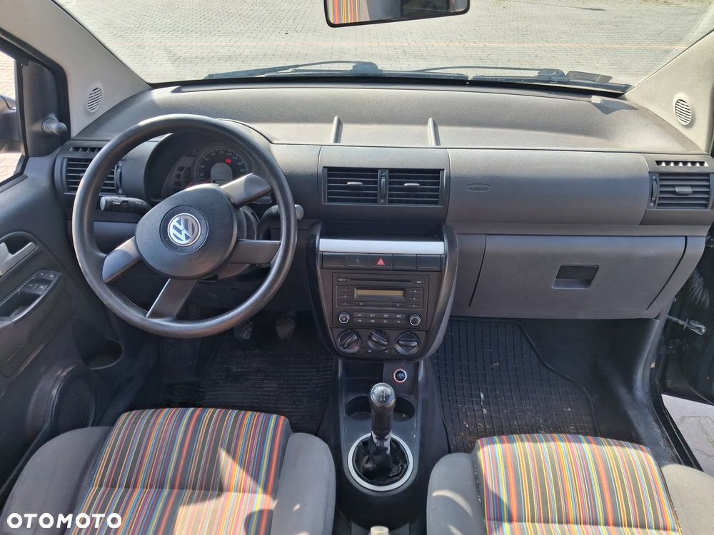 Volkswagen Fox silnik kompletny 1.4 TDI BNM 70KM skrzynia biegów HCS drzwi klapa zderzak błotnik lusterko kolor czarny N2C/BC pompowtrysk turbina dwumasa sprzęgło sterownik moduł przewód rura wiązka maglownica czujnik mcperson zwrotnica piasta zacisk pompa pompka alternator sprężarka klimatyzacji panel szyba boczek fotel kierownica lewarek przepustnica pokrywa osłona nadkole zbiorniczek klema wiązka mechanizm lampa belka sanki zamek schowek zegary manetki NA CZĘŚCI - 7