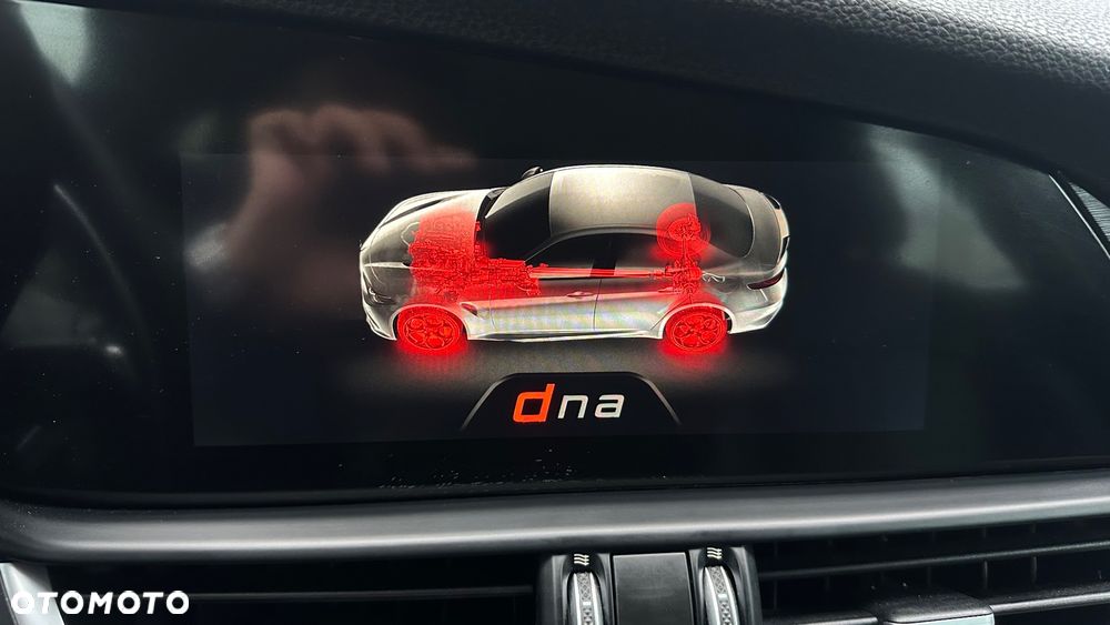 Alfa Romeo Giulia 2.0 Turbo 16V AT8-Q4 Ti - 25