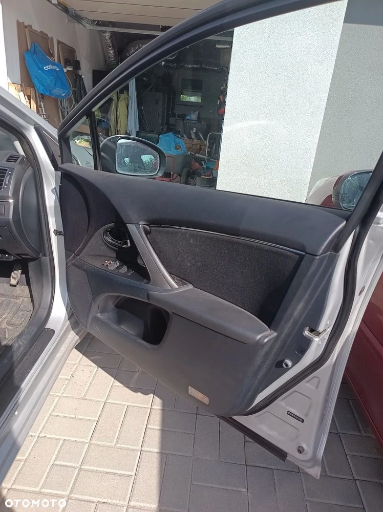 Toyota Avensis 2.0 D-4D - 17