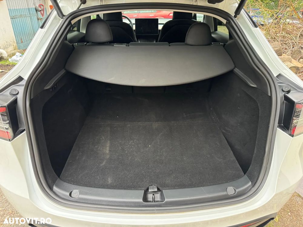 Tesla Model Y Long Range - 36