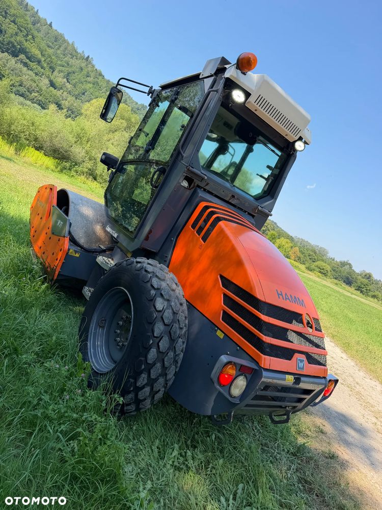 Hamm H 7i Walec Terenowo Drogowy Guma Stal. 6,5 tony 8ton. Import Norwegia 2017 rok. 1600 mtg. silnik KUBOTA 4cyl. Maszyna nie różni się od Nowej z salonu! Klimatyzacja wentylacja. Serwisy w Dekra AKTUALNE. Zero zniszczeń IGŁA !! Gotowy do długiej pracy. Po dużych serwisach eksploatacyjnych w Norwegii. Walec z Upadłości od pierwszego właściciela. Jego historia od nowosci to jedna inwestycja miejska! Jedyna taka okazja! Szerokość 168cm. Bardzo mały walec a moc Potężna! Full Wypas Wersja Norweska. Opony piękny stan. Ani deka luzów i wycieków. OKAZJA - 4