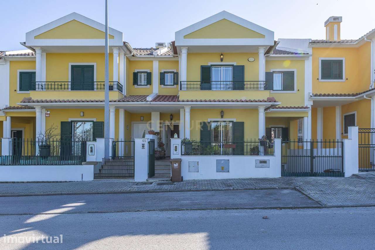 Moradia em Banda T4 | 3 Pisos | Aldeia de Paio Pires 490.000 € | 249 m - Grande imagem: 2/43
