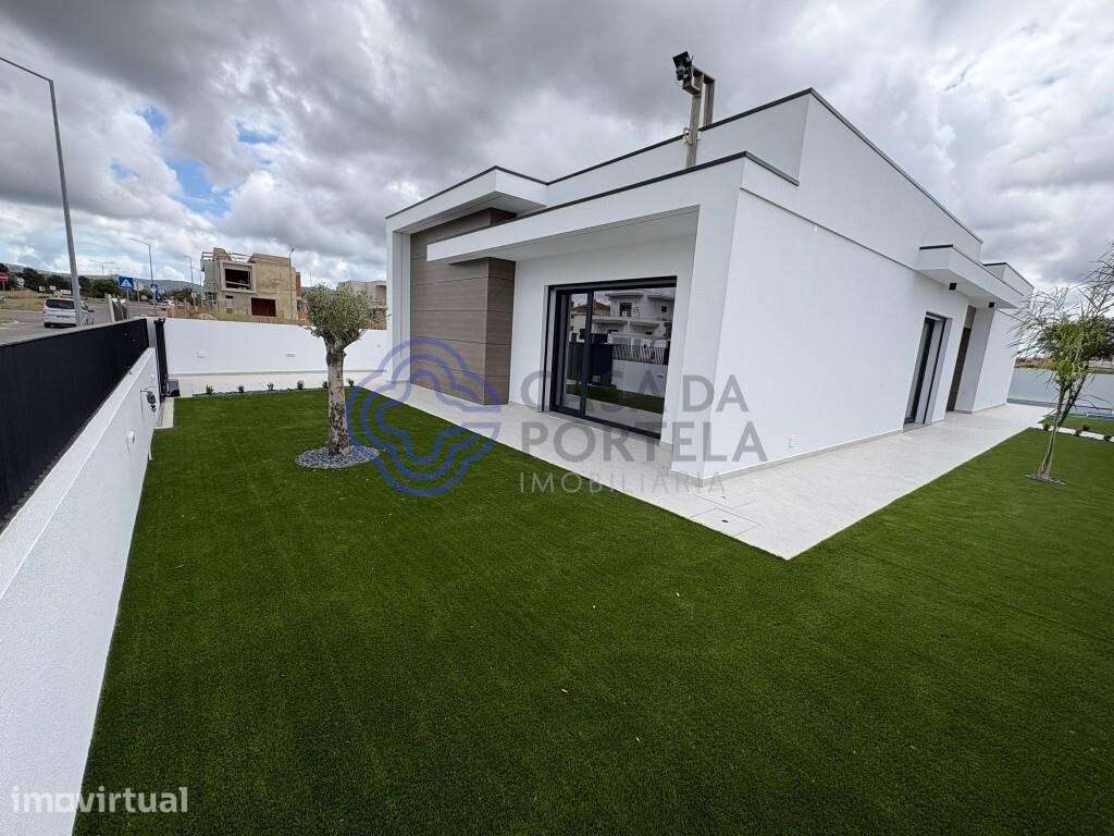 Venda de Moradia isolada em Azeitão, nova, pronta a estrear com vista - Grande imagem: 2/23