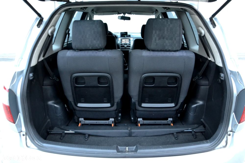 Toyota Avensis Verso 2.0 - 23