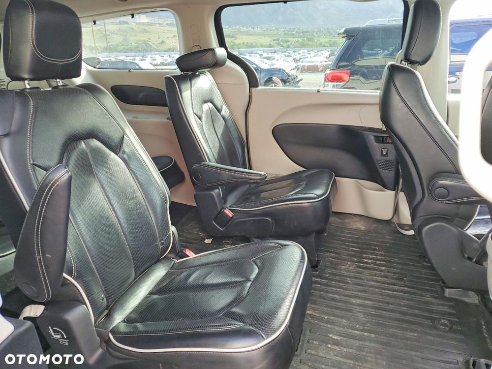 Chrysler Pacifica - 11