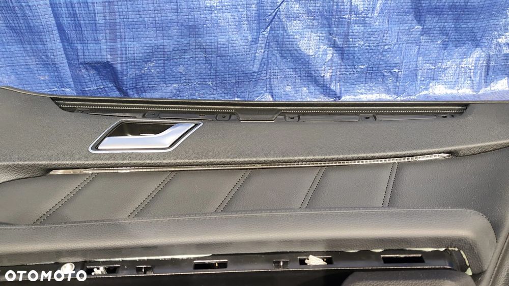 BOCZKI BOCZEK DRZWI LEWY PRAWY TYŁ CZARNA SKÓRA PODŚWIETLENIE AMBIET AMBILIGHT KOMPLET ŁADNY STAN MERCEDES W212 AVANTGARDE - 4