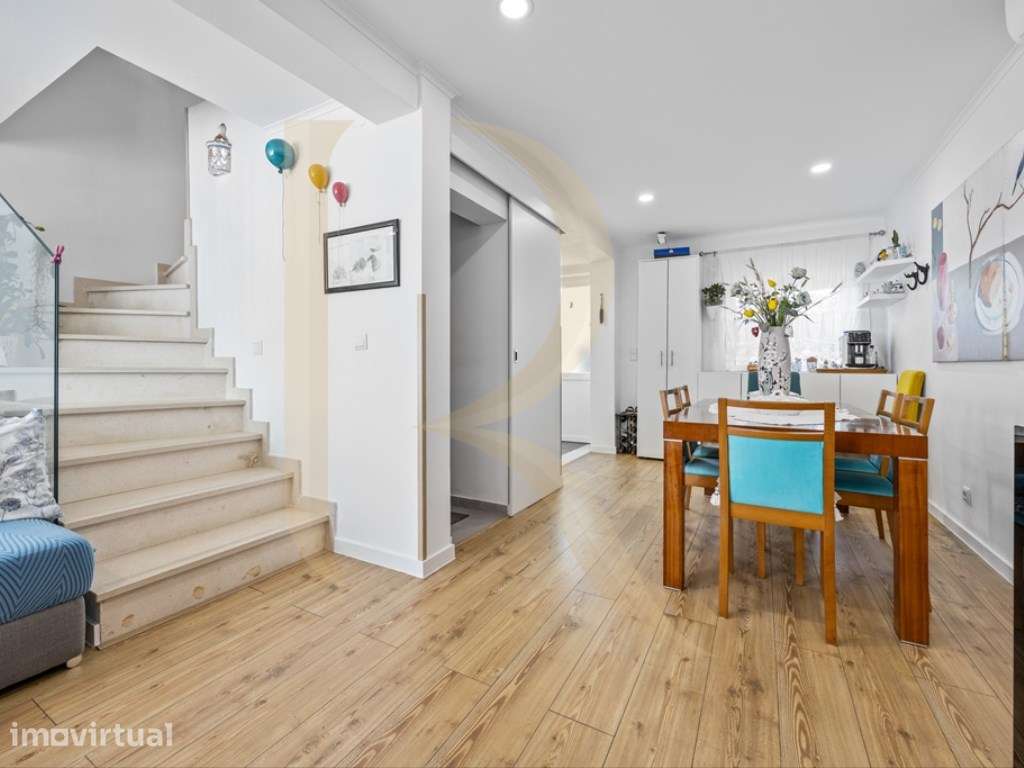 Moradia em banda T3 remodelada com sótão no Feijó - Grande imagem: 5/24
