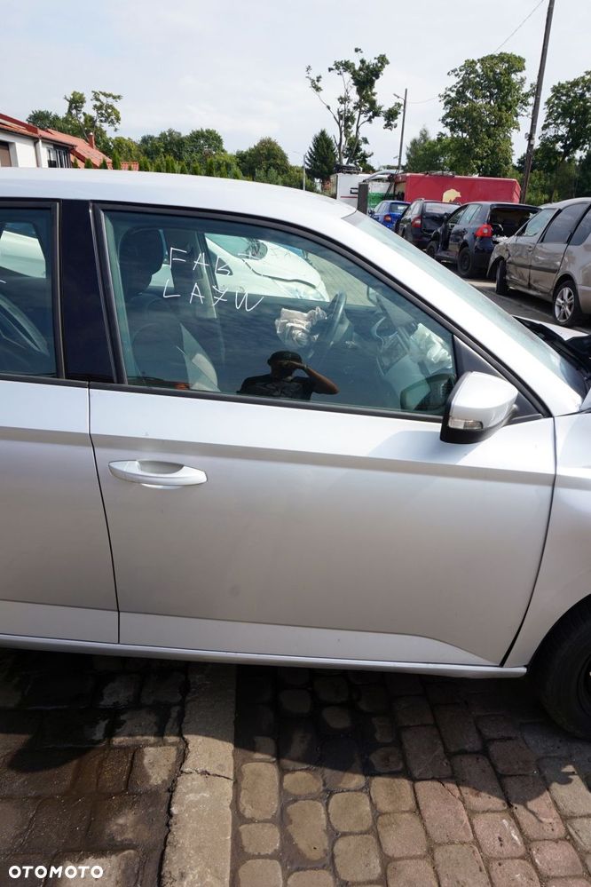 DRZWI PRZEDNIE PRAWE FABIA III NJ3 5D HB LA7W  SREBRNY SKODA 2014-2018 - 1