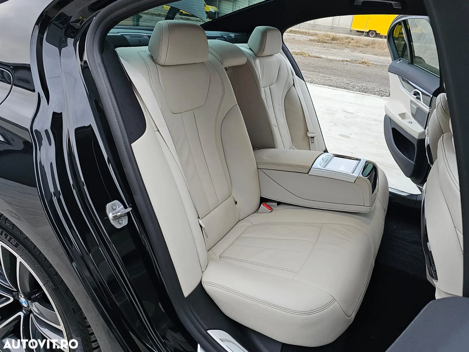 BMW Seria 7 745e - 13