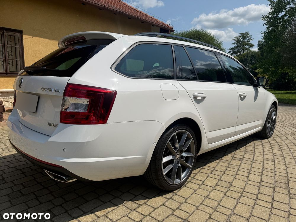 Skoda Octavia Combi 2.0 TDI DSG RS - 10