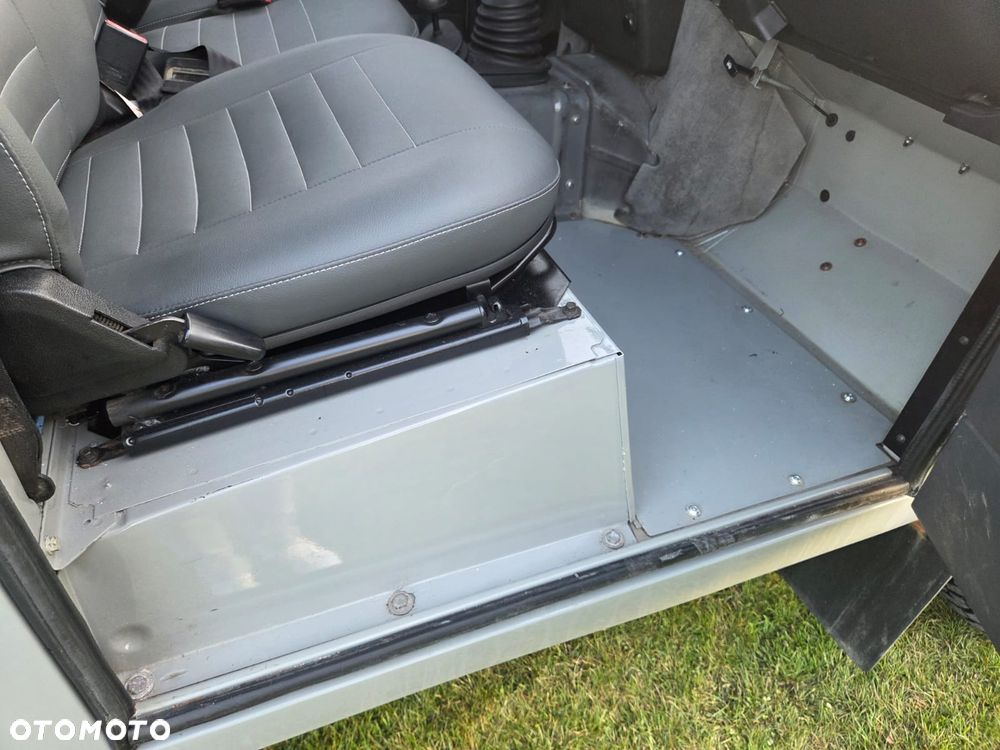 Land Rover Defender 2.5 TDI - 16