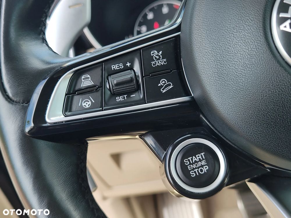 Alfa Romeo Stelvio 2.0 Turbo 16V AT8-Q4 Lusso Ti - 32