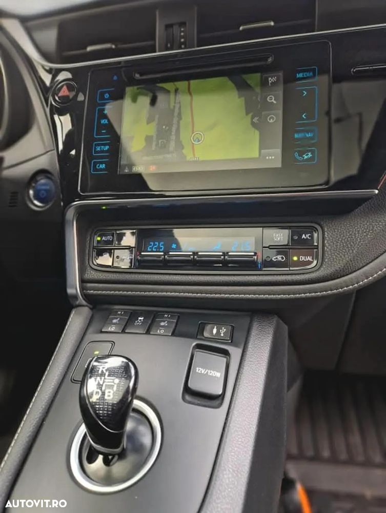 Toyota Auris 1.8 L VVT-i HSD Sol + - 7