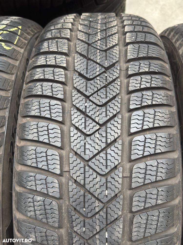 Vând 4 anvelope 225/45/19 Pirelli de iarnă cu runflat ca noi - 4