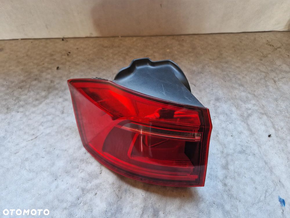 VW Sportsvan 510 Lampa prawa Tył - 2