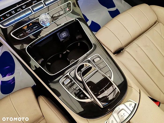 Mercedes-Benz Klasa E 220 d Kabriolet 4-Matic 9G-TRONIC - 32