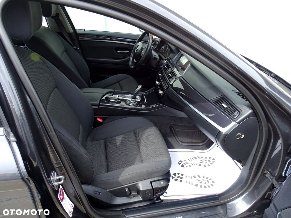 BMW Seria 5 525d - 12