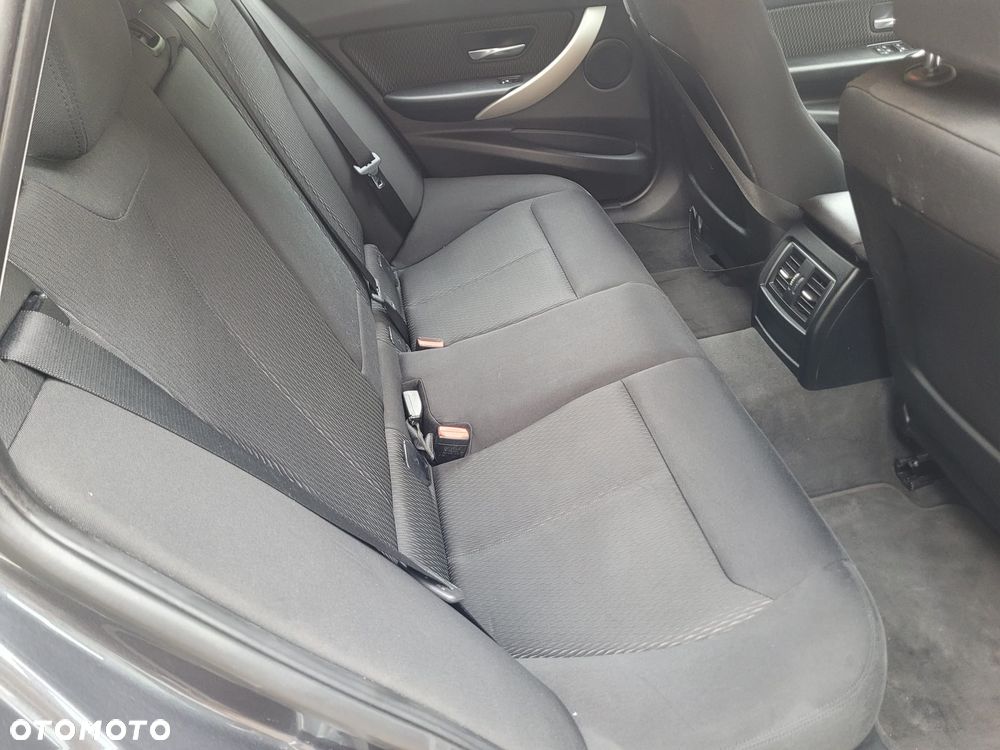 BMW Seria 3 320d Edition M Sport Shadow - 25