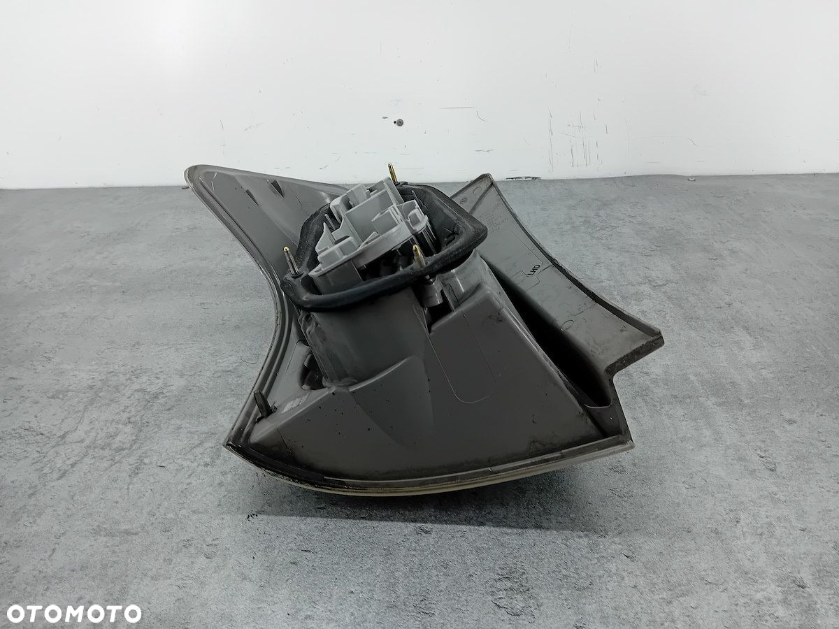 LAMPA TYLNA PRAWA TOYOTA COROLLA VERSO I HATCHBACK - 3
