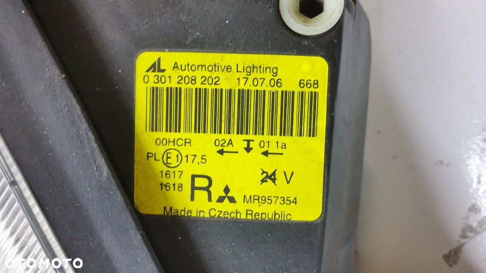 Mitsubishi Colt Lampa Przód Prawa Strona 0 301 208  202 - 4