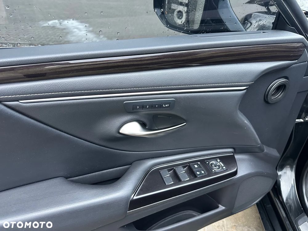 Lexus ES 300h - 12