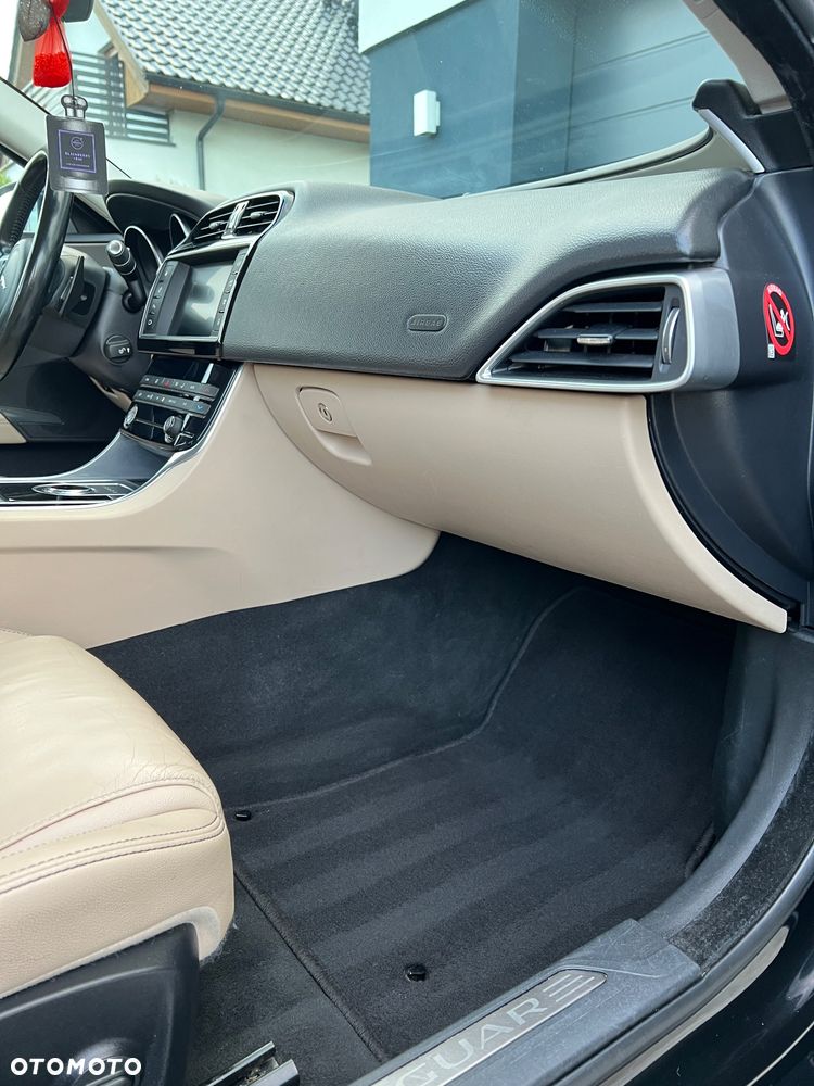 Jaguar XE 2.0 D Prestige - 35